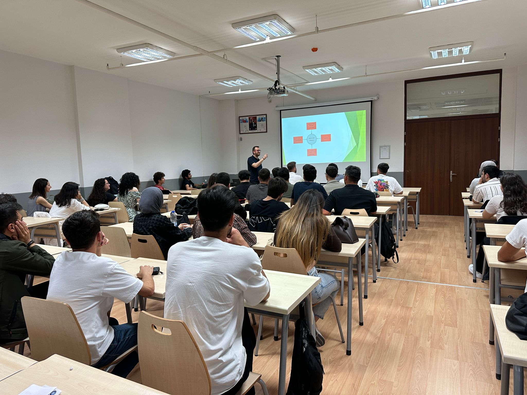 Sivil Havacılık Yüksekokulu öğrencileri kurumsal akreditasyon programı hakkında bilgilendirildi.